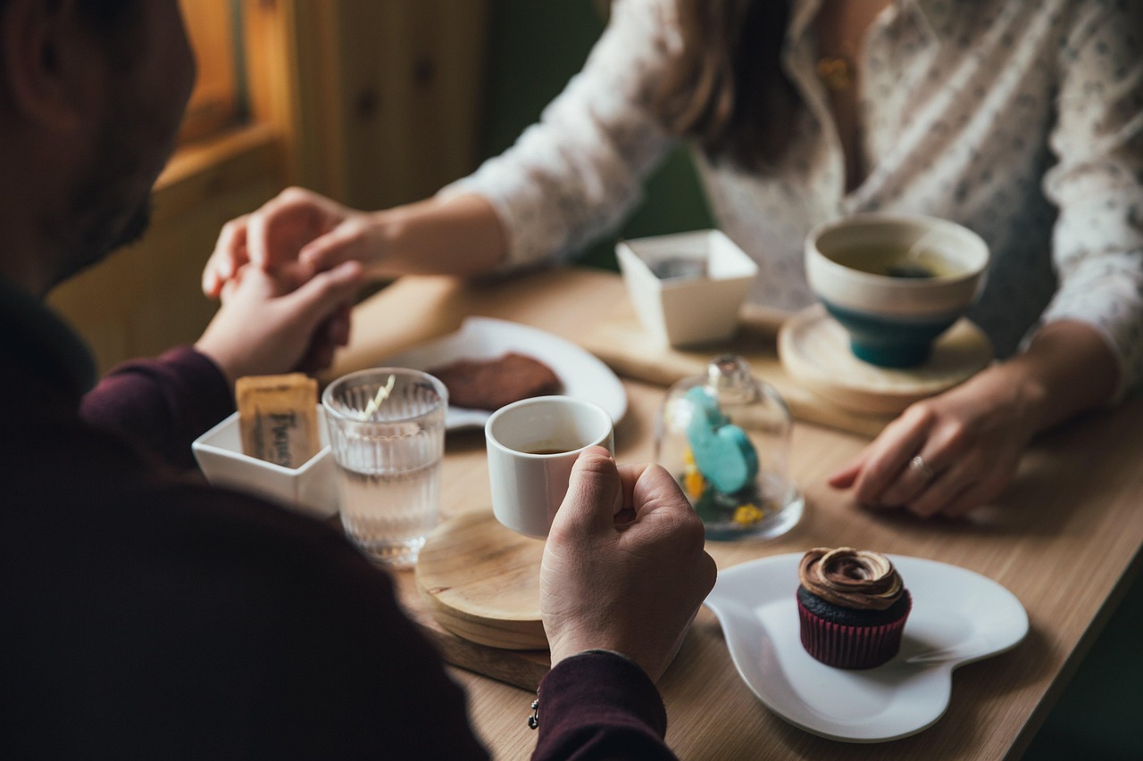 gambar meja dengan penuh cangkir kopi