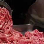 daging sapi digiling dengan mesin
