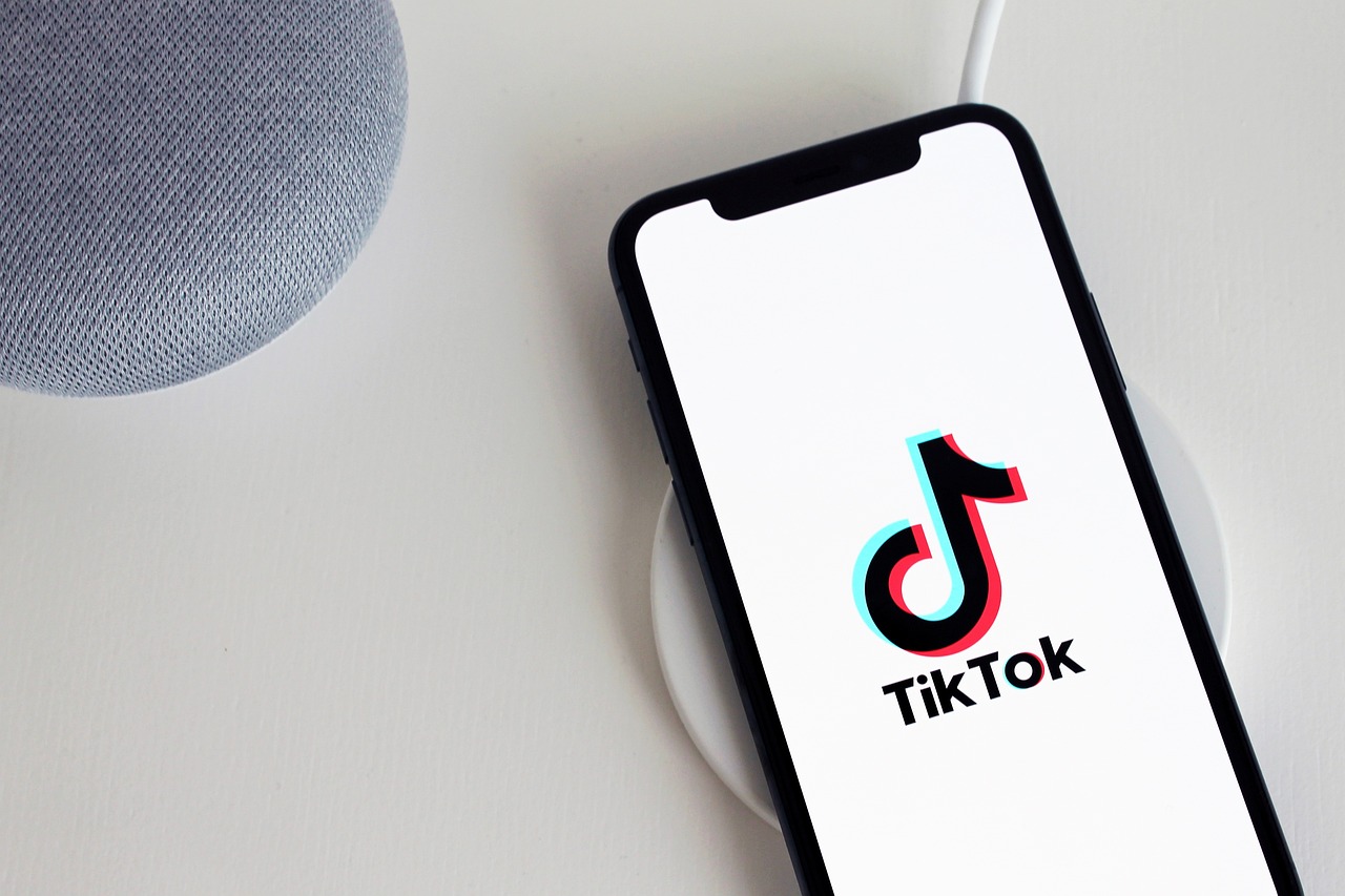 logo aplikasi tiktok di dalam hp